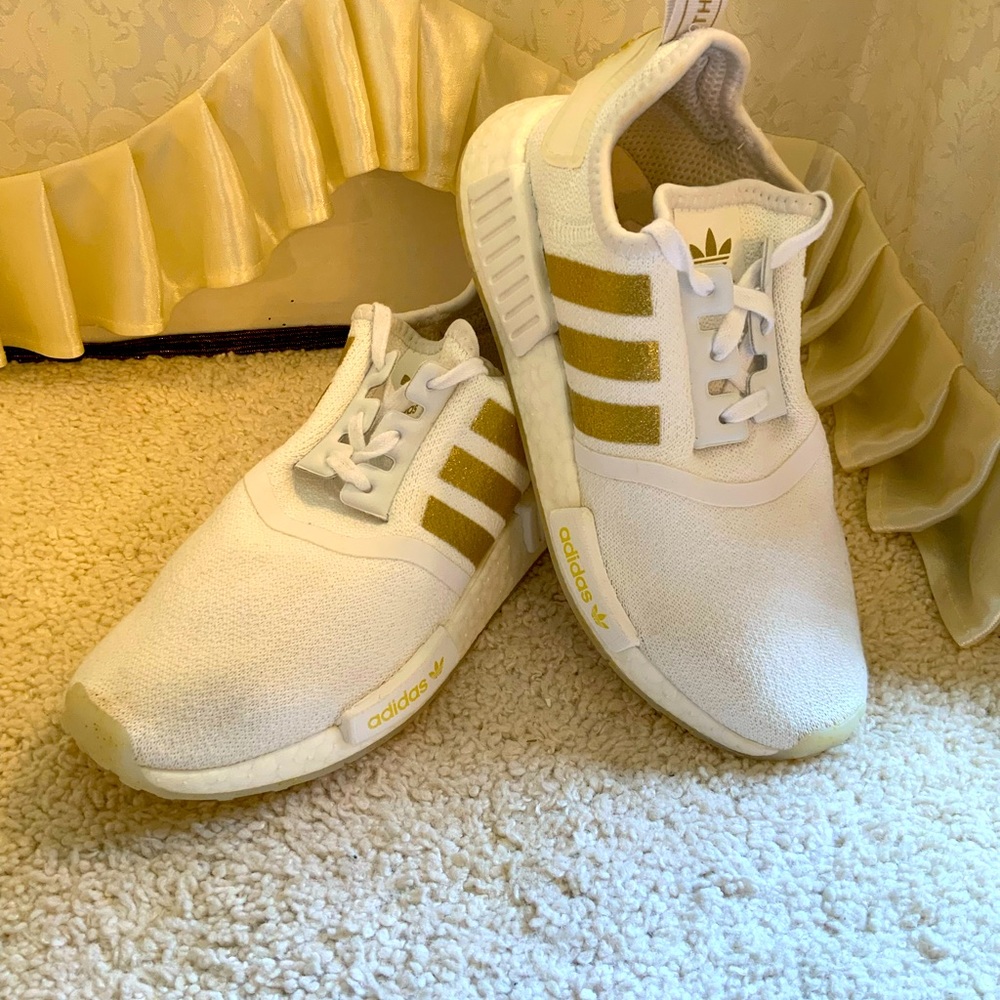 ADIDAS BOOST THE 3 STRIPES KIDS SNEAKERS
